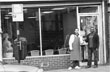 Kenley Jackson vor seinem Friseurladen
mit seinem Ladennachbarn, dem Schlachter Moses